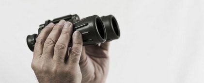 Titelbild Zukunftscamp: Hände, die einen Fernstecher halten