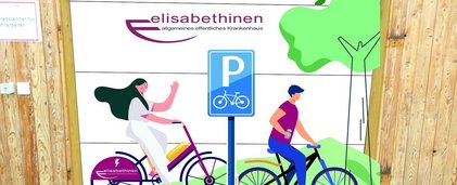 Garagentor bemalt mit Baum und zwei Radfahrer:innen