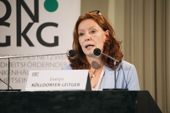 ONGKG-Präsidentin Evelyn Kölldorfer-Leitgeb begrüßte die Teilnehmer:innen persönlich und eröffnete die 26. ONGKG-Konferenz.. 