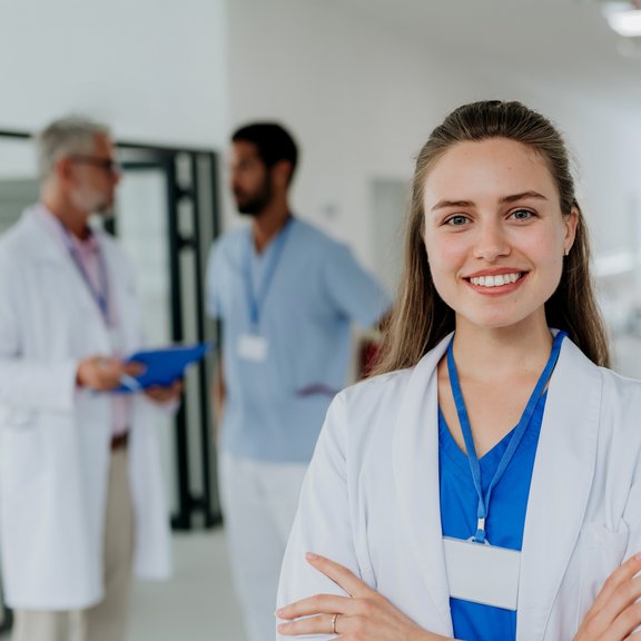 Porträt einer jungen Ärztin auf dem Flur des Krankenhauses