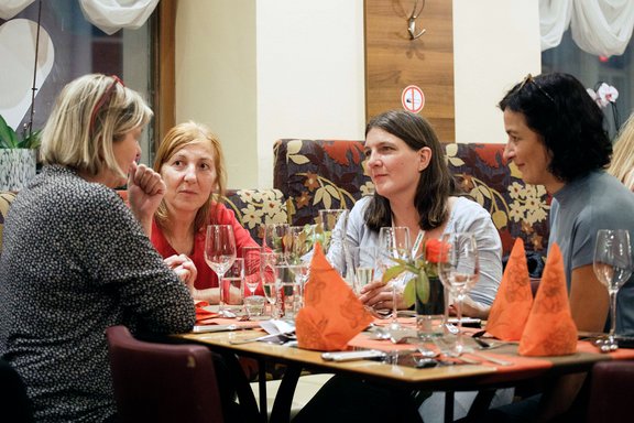 Angeregte Unterhaltungen am Konferenzabend.